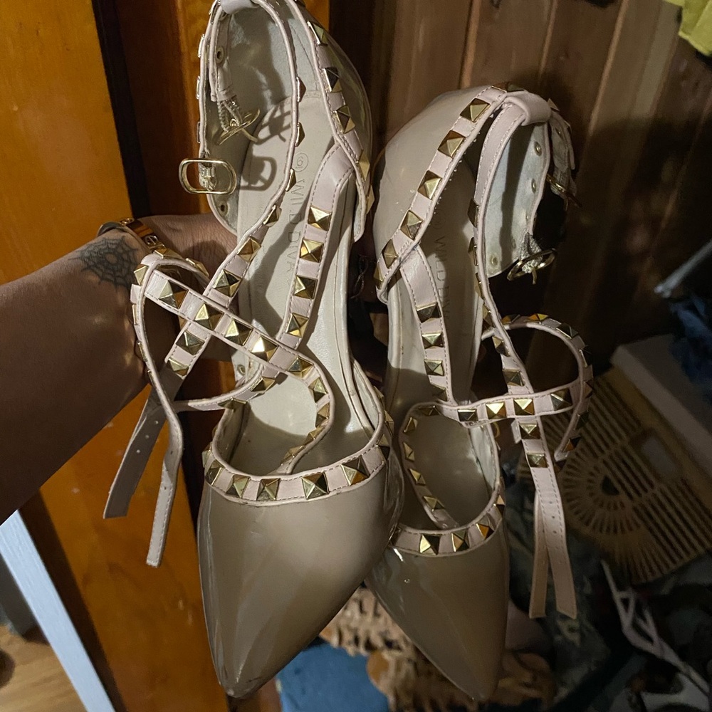 Beige pointed toe strapped heels 6.5